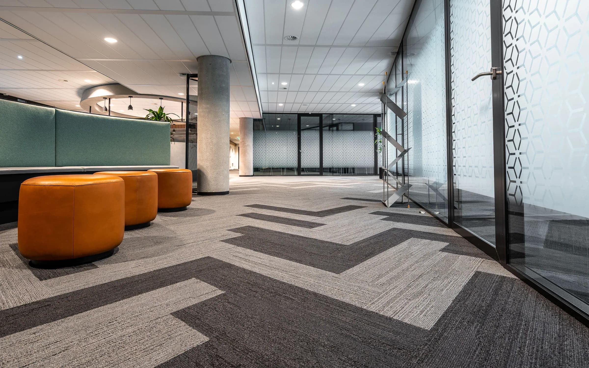 Ambiente con Alfombras Modulares instalado: fotografía de Grupo Dekor