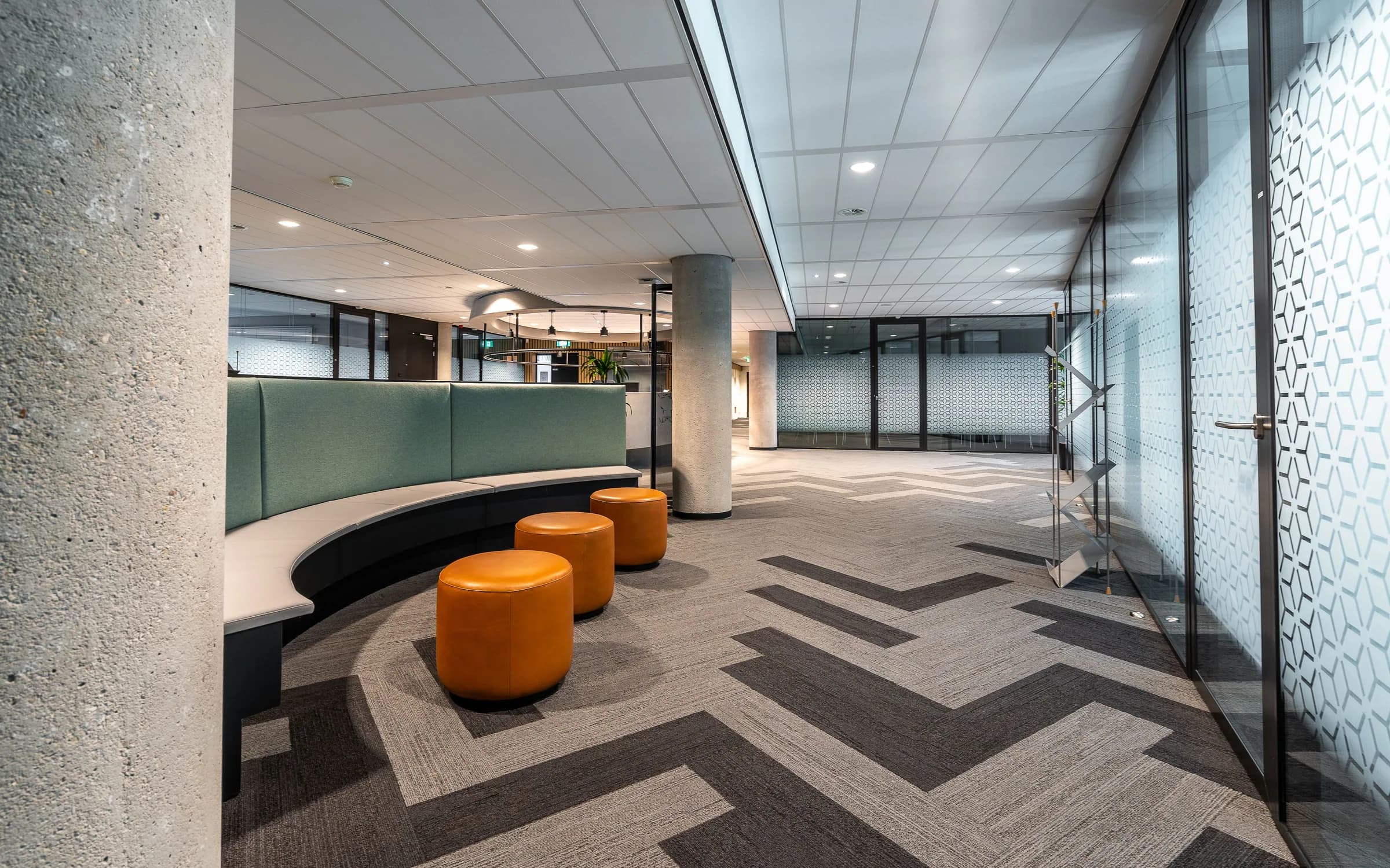 Ambiente con Alfombras Modulares instalado: fotografía de Grupo Dekor