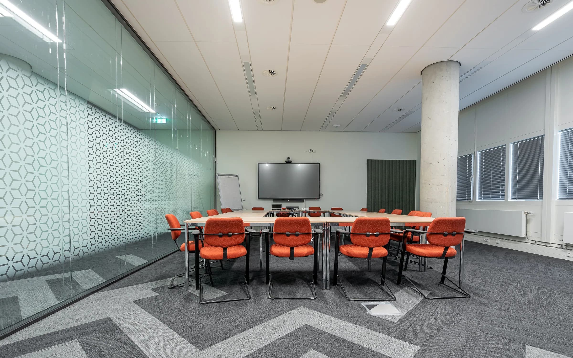 Ambiente con Alfombras Modulares instalado: fotografía de Grupo Dekor