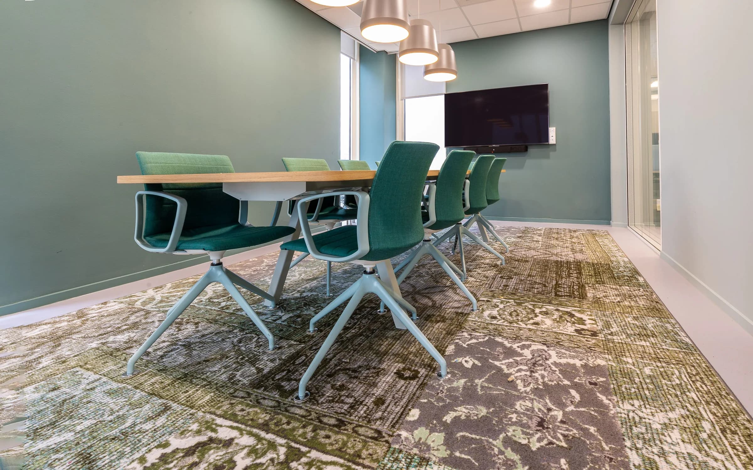 Ambiente con Alfombras Modulares instalado: fotografía de Grupo Dekor