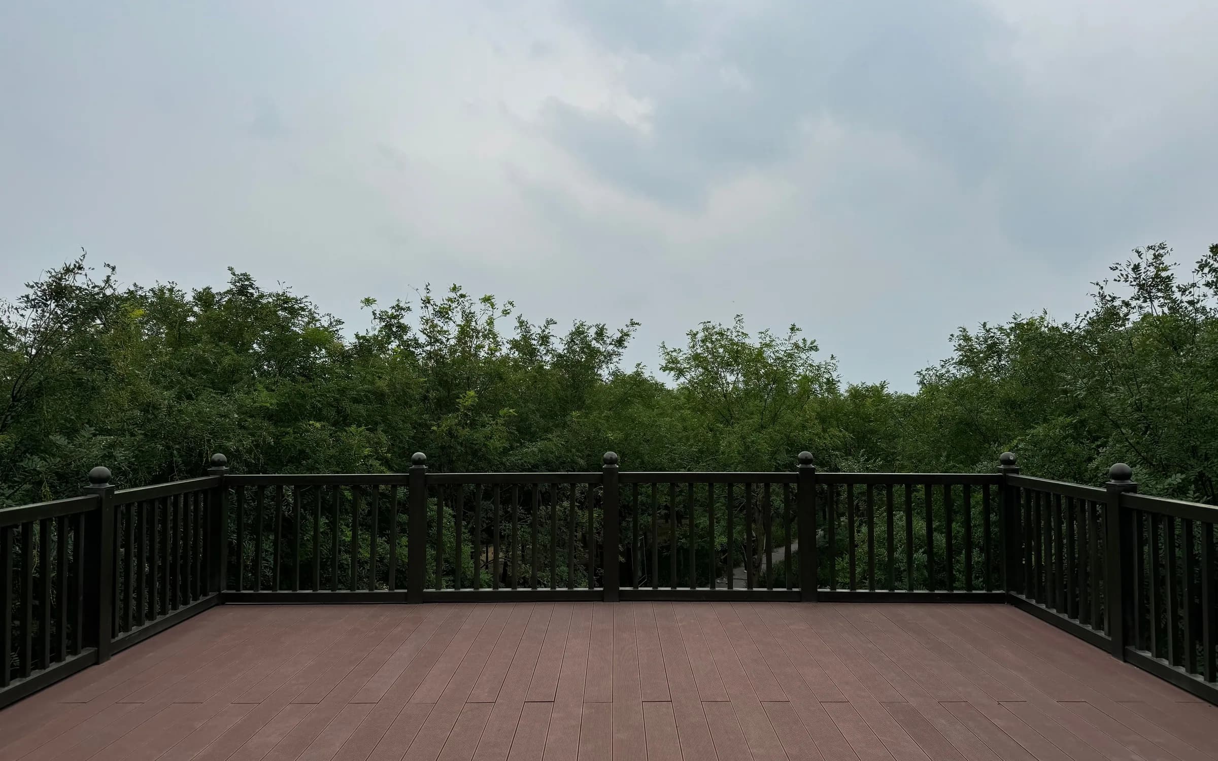 Ambiente con Deck de WPC y Madera sólida instalado: fotografía de Grupo Dekor