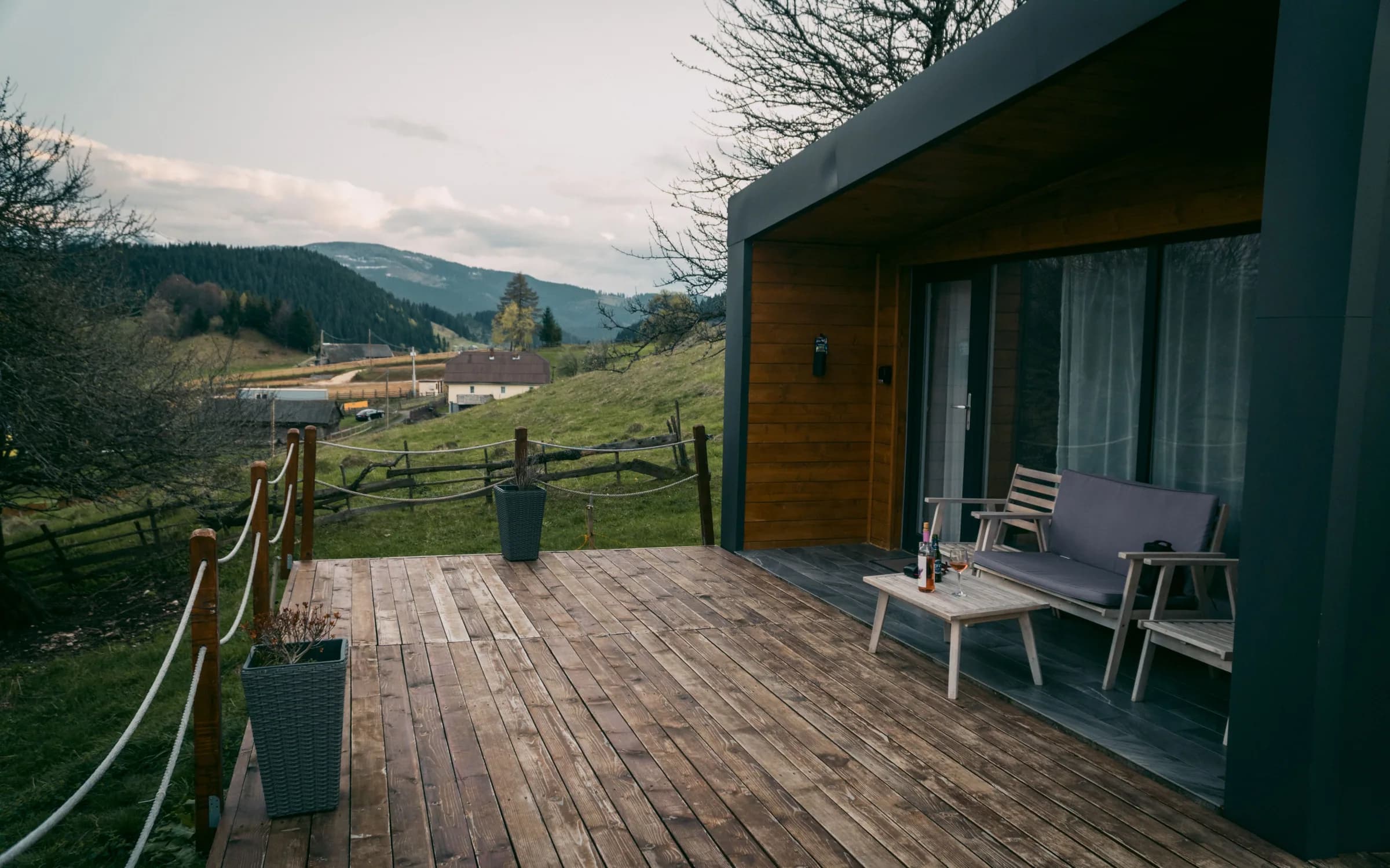 Ambiente con Deck de WPC y Madera sólida instalado: fotografía de Grupo Dekor