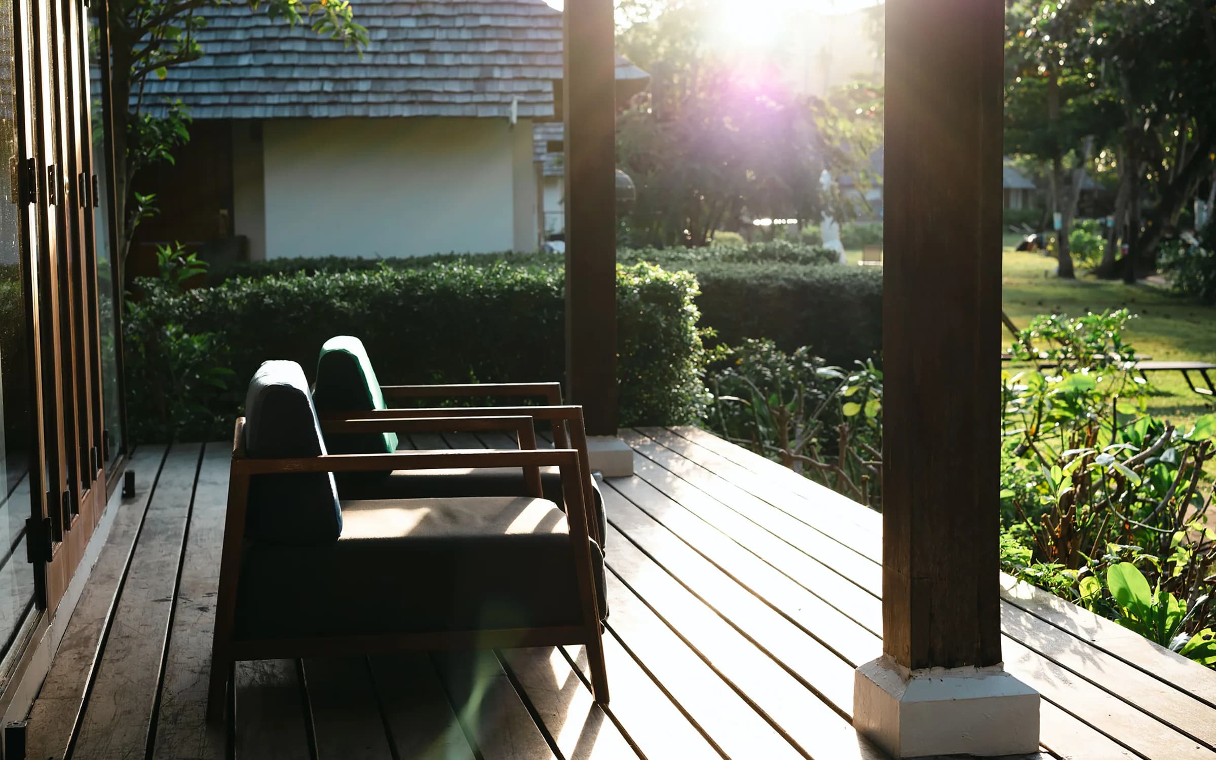 Ambiente con Deck de WPC y Madera sólida instalado: fotografía de Grupo Dekor