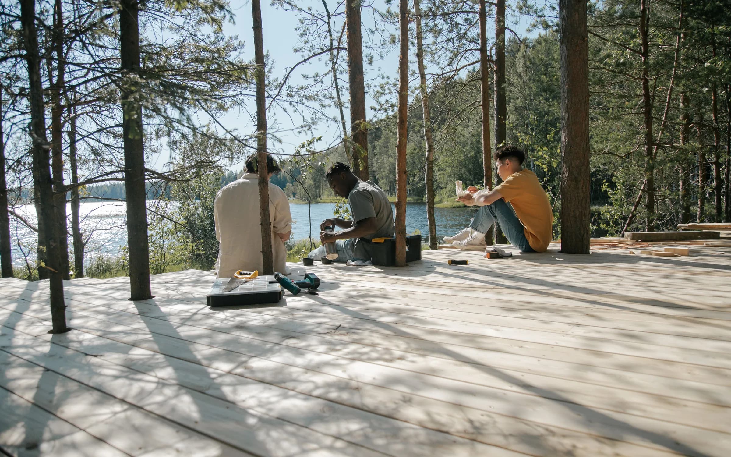 Ambiente con Deck de WPC y Madera sólida instalado: fotografía de Grupo Dekor