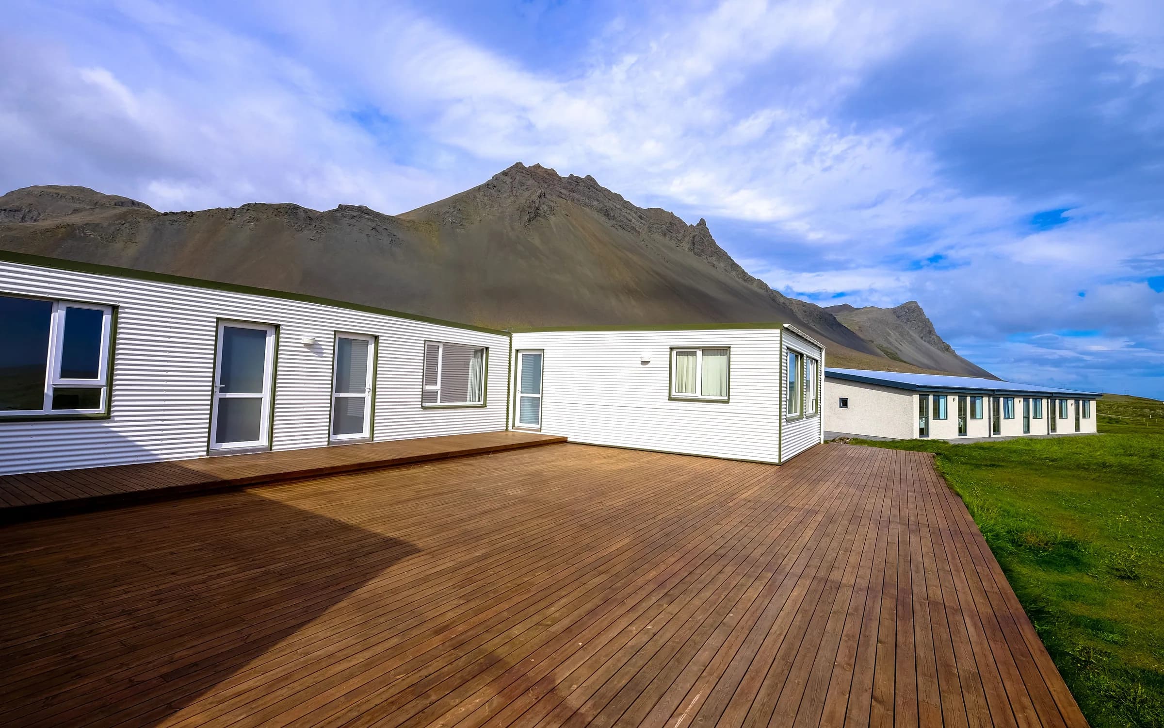 Ambiente con Deck de WPC y Madera sólida instalado: fotografía de Grupo Dekor