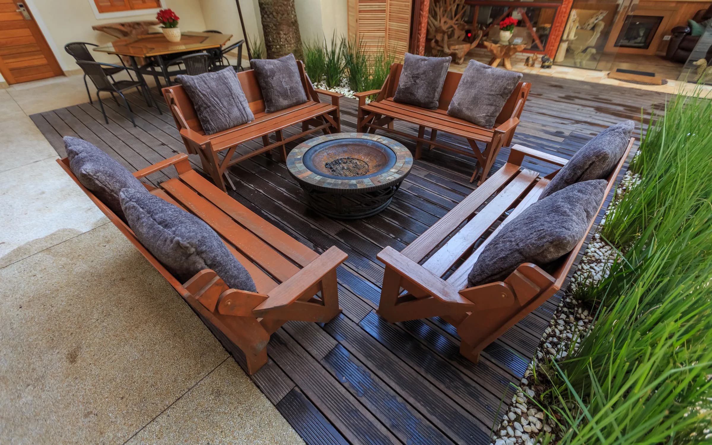 Ambiente con Deck de WPC y Madera sólida instalado: fotografía de Grupo Dekor