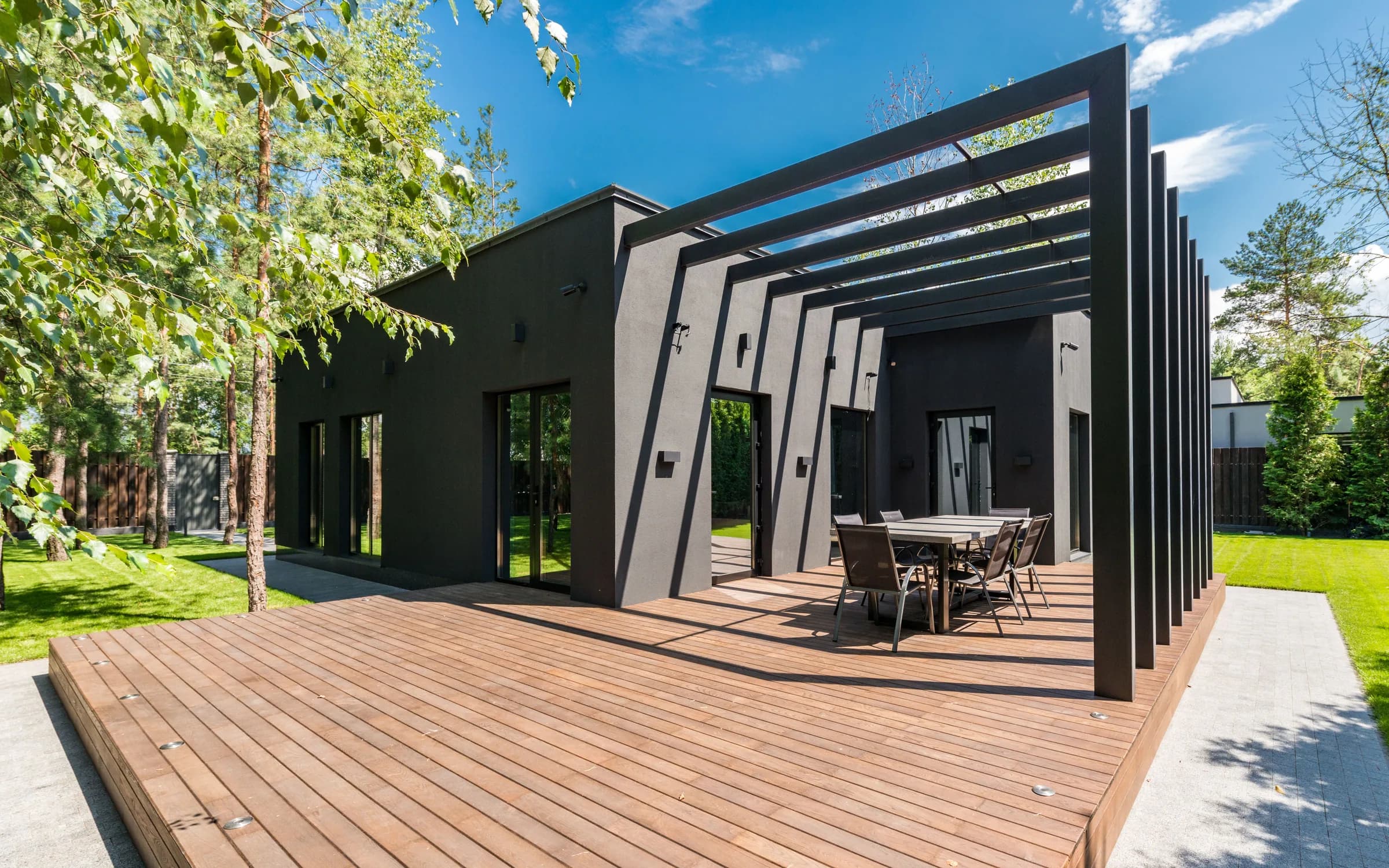 Ambiente con Deck de WPC y Madera sólida instalado: fotografía de Grupo Dekor