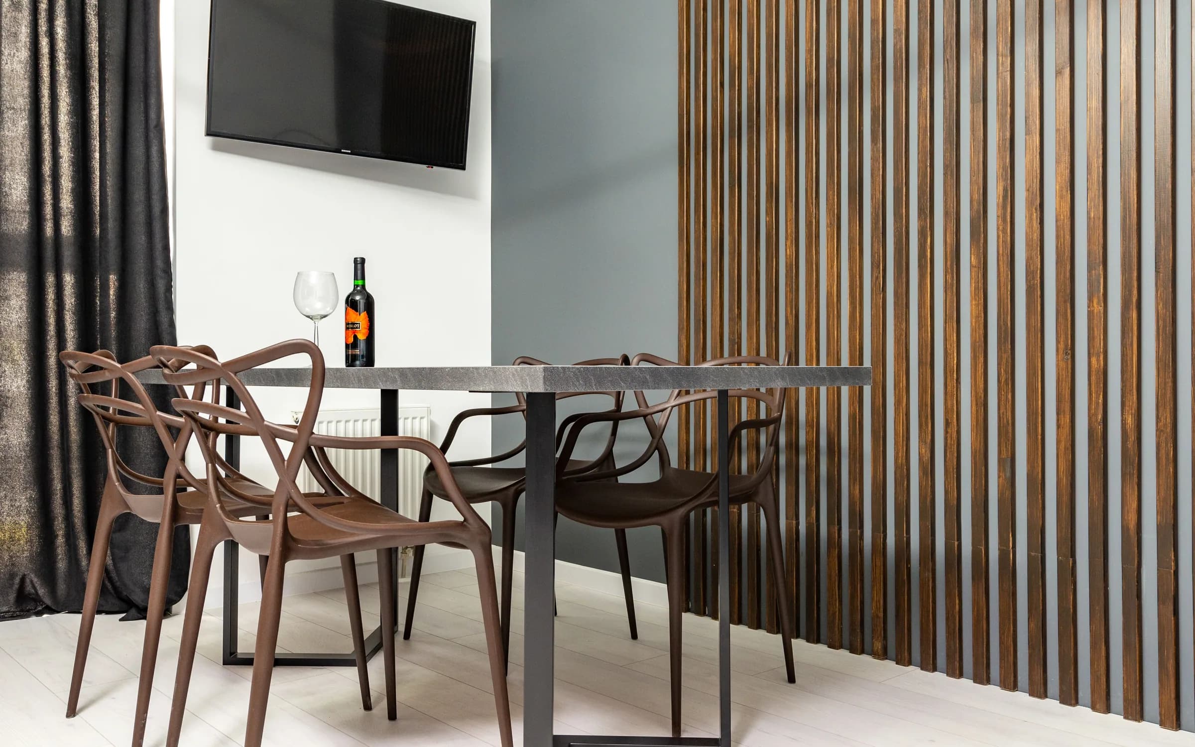 Ambiente con Lambrin de PVC y WPC instalado: fotografía de Grupo Dekor
