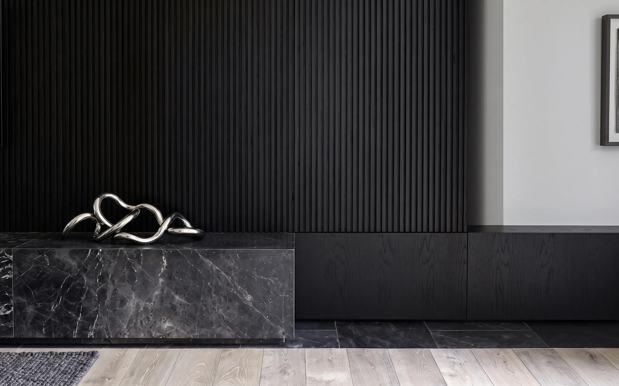 Ambiente con Black de Lambrin de PVC y WPC instalado: fotografía de Grupo Dekor