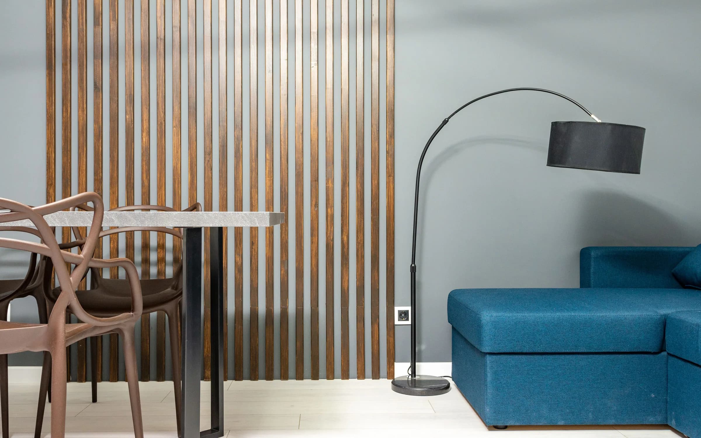 Ambiente con Lambrin de PVC y WPC instalado: fotografía de Grupo Dekor