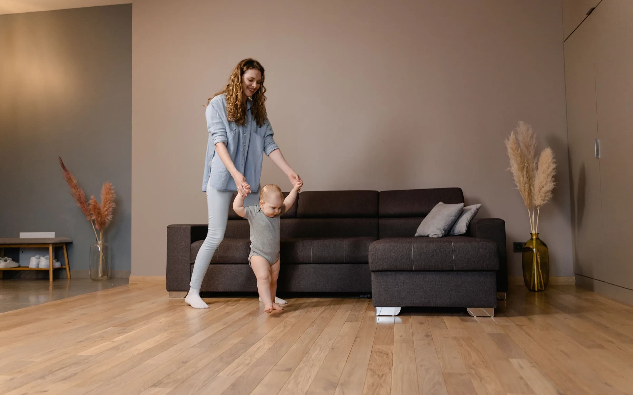 Ambiente con Pisos Laminados H2O instalado: fotografía de Grupo Dekor
