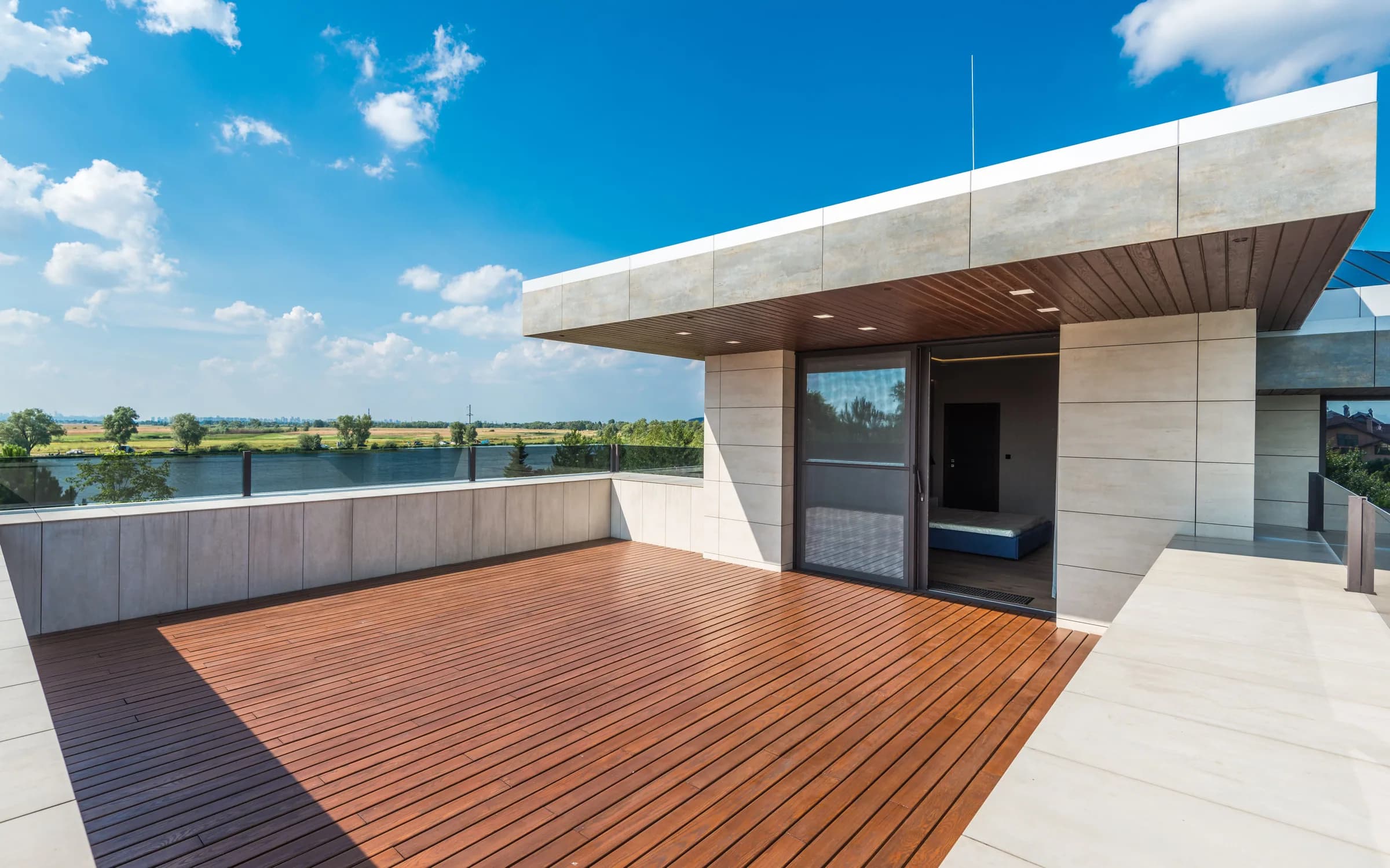 Deck de WPC y Madera sólida instalado: fotografía de Grupo Dekor