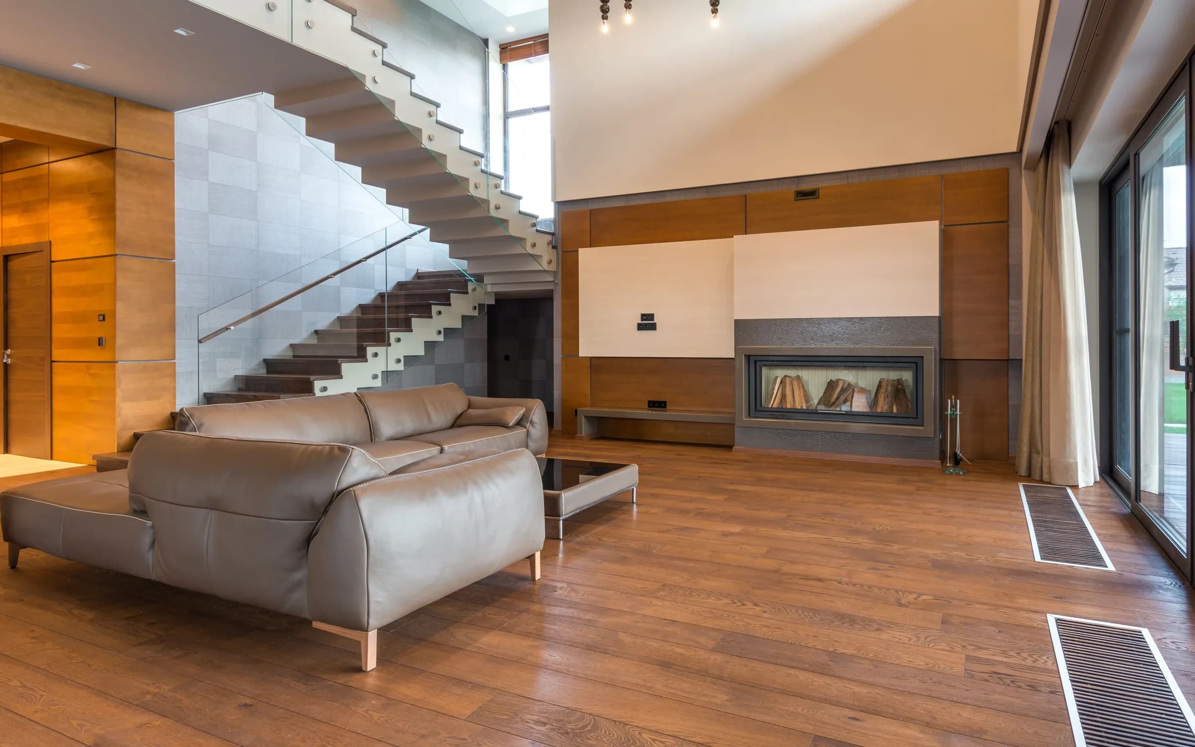 Ambiente residencial con piso de madera instalado por Dekko Floors.